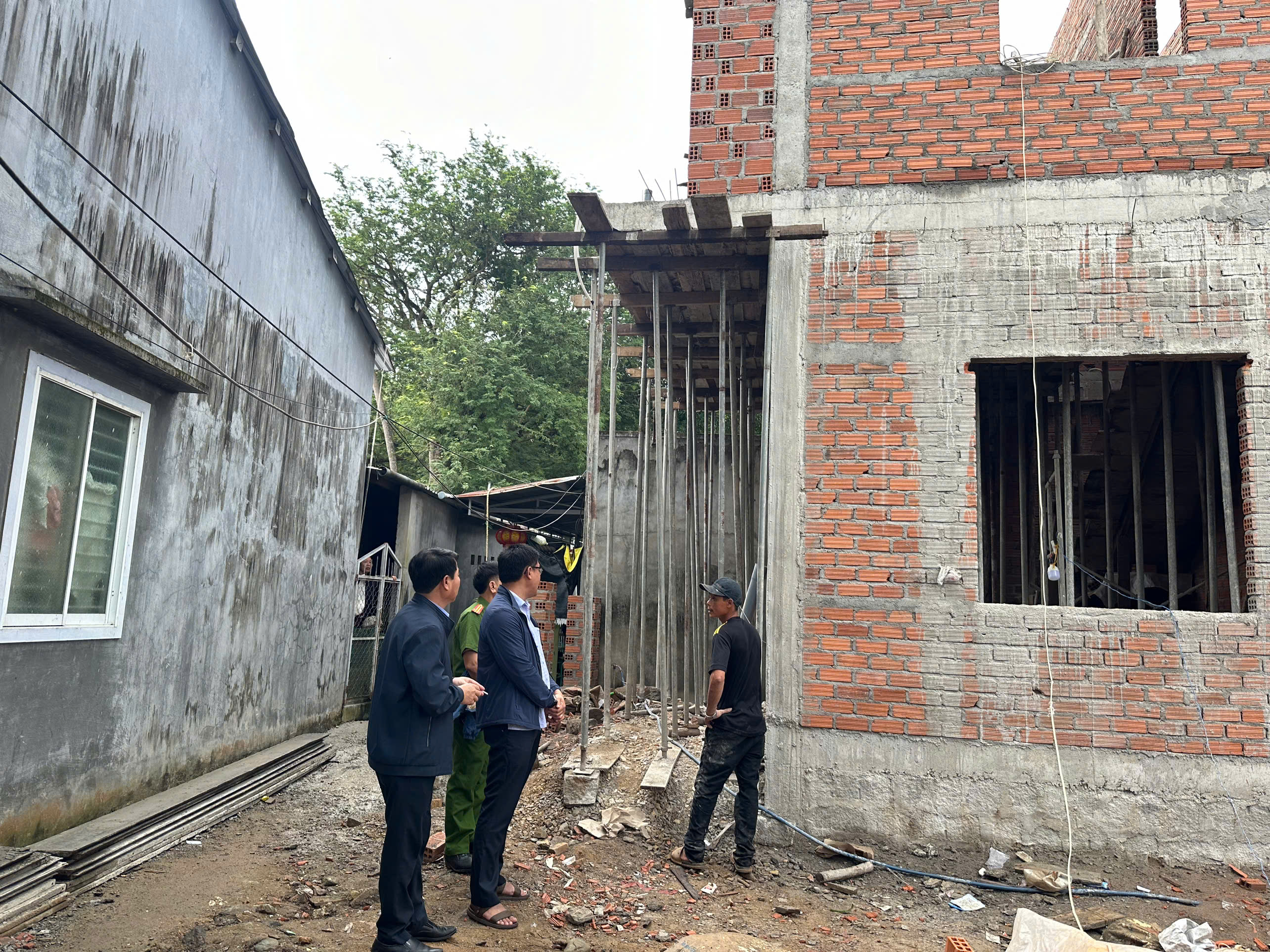 Lãnh đạo phường đi kiểm tra, đôn đốc tiến độ “chiến dịch Quang Trung”