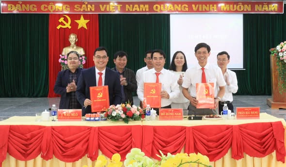 LỄ KÝ KẾT NGHĨA GIỮA PHƯỜNG XUÂN ĐÀI, XÃ EA KIẾT VÀ XÃ TÂN TIẾN
