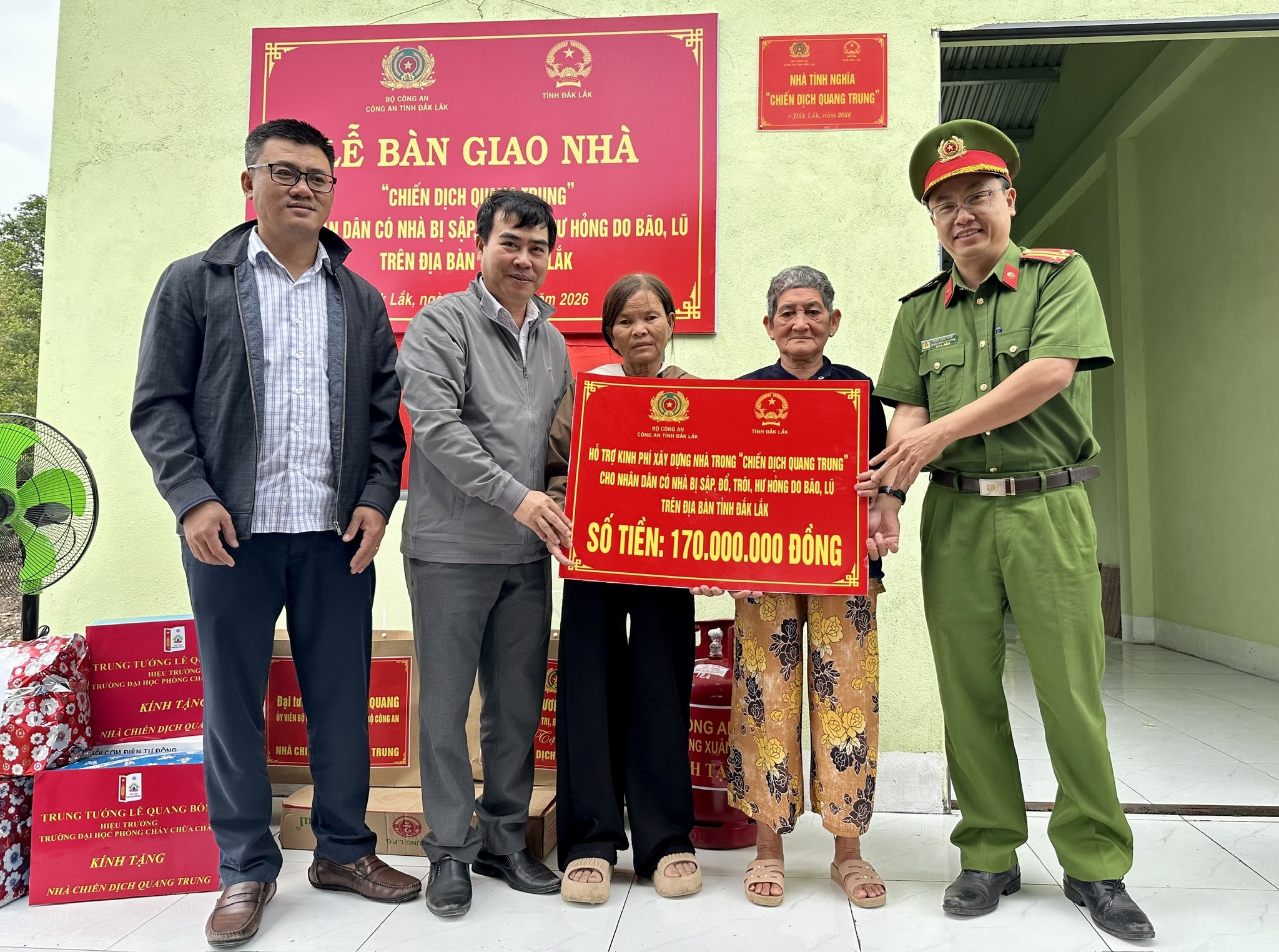 Phường Xuân Đài bàn giao nhà trong “chiến dịch Quang Trung” cho các hộ dân