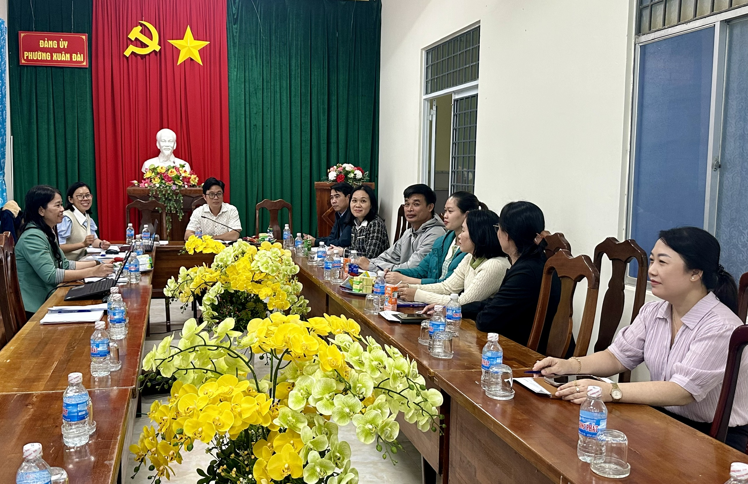 Chi bộ Văn phòng phường Xuân Đài tổ chức sinh hoạt chuyên đề “đảng viên tiên phong chuyển đổi số”