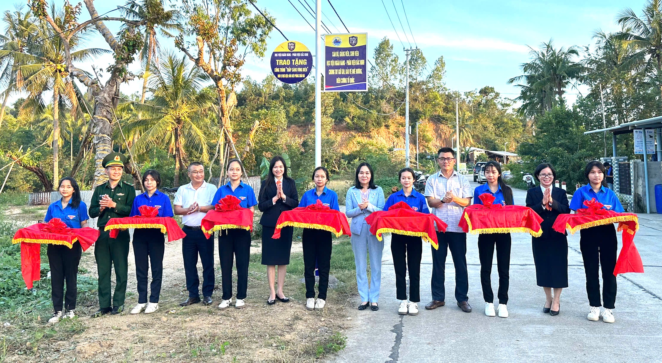 Khánh thành công trình “thắp sáng vùng biên” chào mừng Đại hội XIV của Đảng